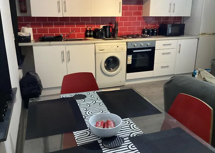 Spacious 3 Bed Apartment By University Free Wifi And Netflix