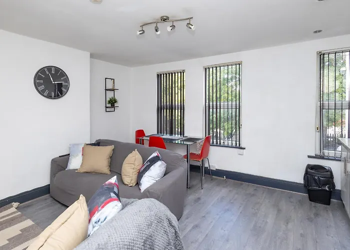 Spacious 3 Bed Apartment By University Free Wifi And Netflix