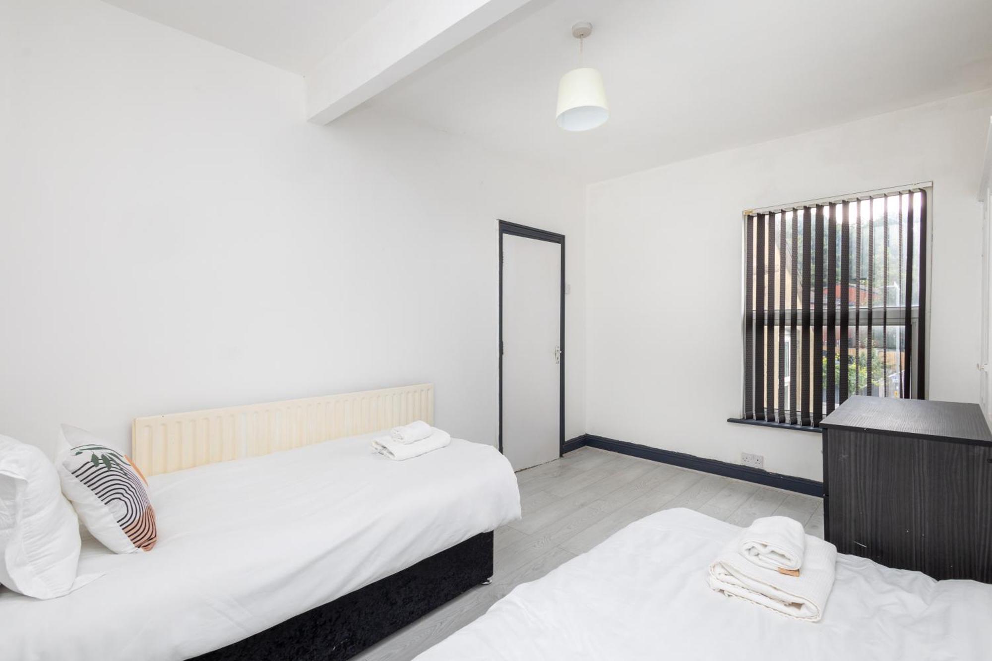 Spacious 3 Bed By Free Wifi And Netflix Leeds (West Yorkshire)
